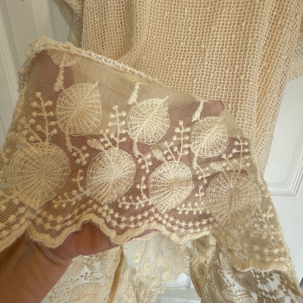 Lady’s top with lace hem - Picture 5 of 5